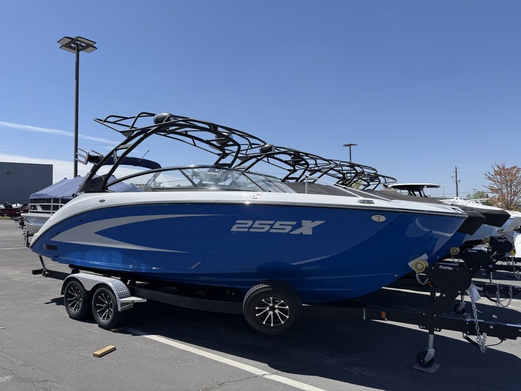 2025 Yamaha Boats 255XD Ski and Wakeboard Boat boat