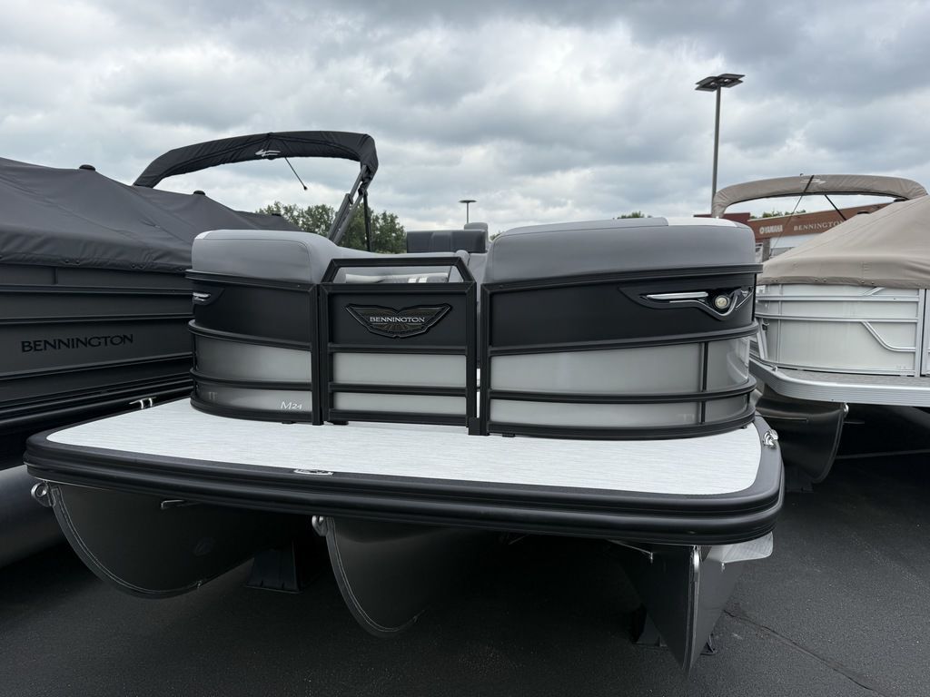 2026 Bennington M Swingback 24 MSB Tritoon in red wing MN