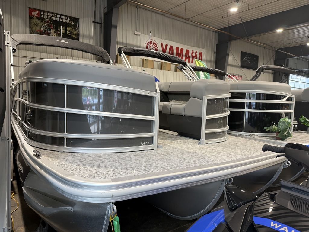 2026 Bennington M Sport Lounge 23MSL Tritoon in red wing MN