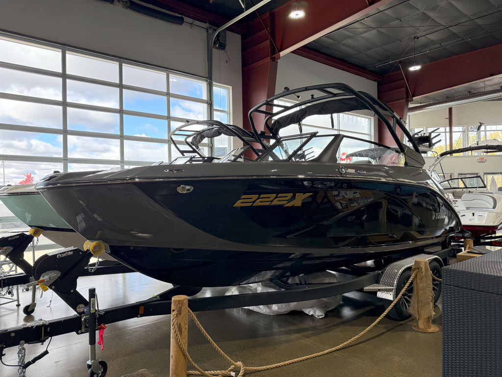 2025 Yamaha Boats 222XE Ski and Wakeboard Boat boat