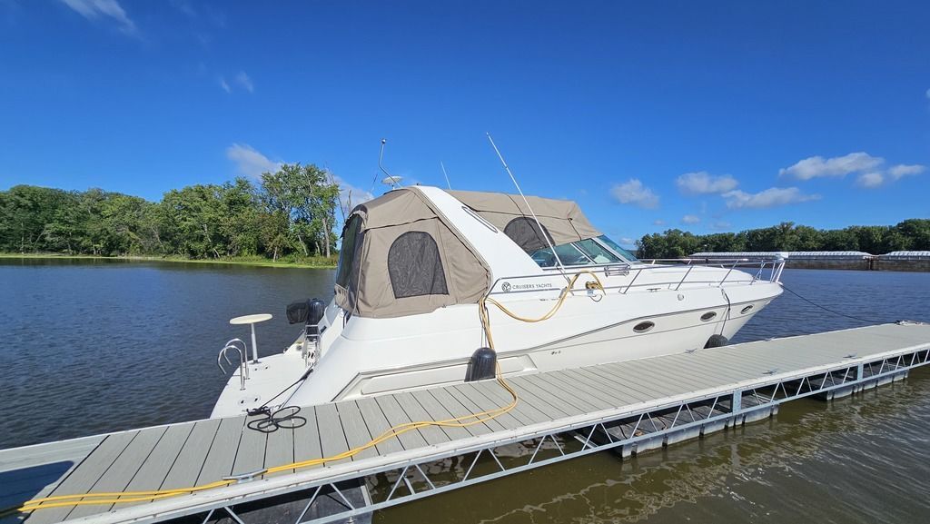1995 Cruisers Yachts 3775 Esprit 3375 in red wing MN