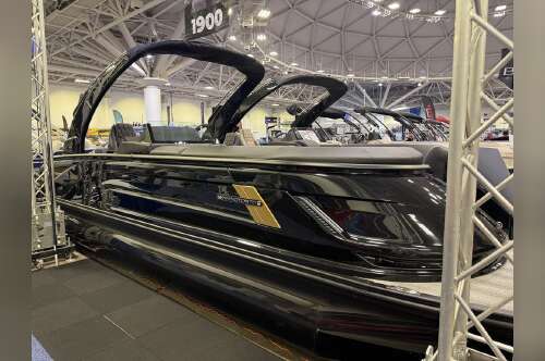 2026 Bennington QX Swingback 25 QXSBA Tritoon in rochester MN