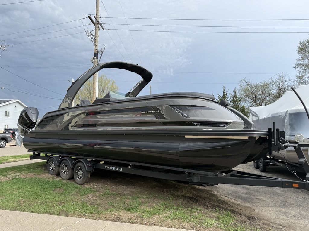 2026 Bennington QX Swingback 27 QXSBWAT2 Tritoon in red wing MN