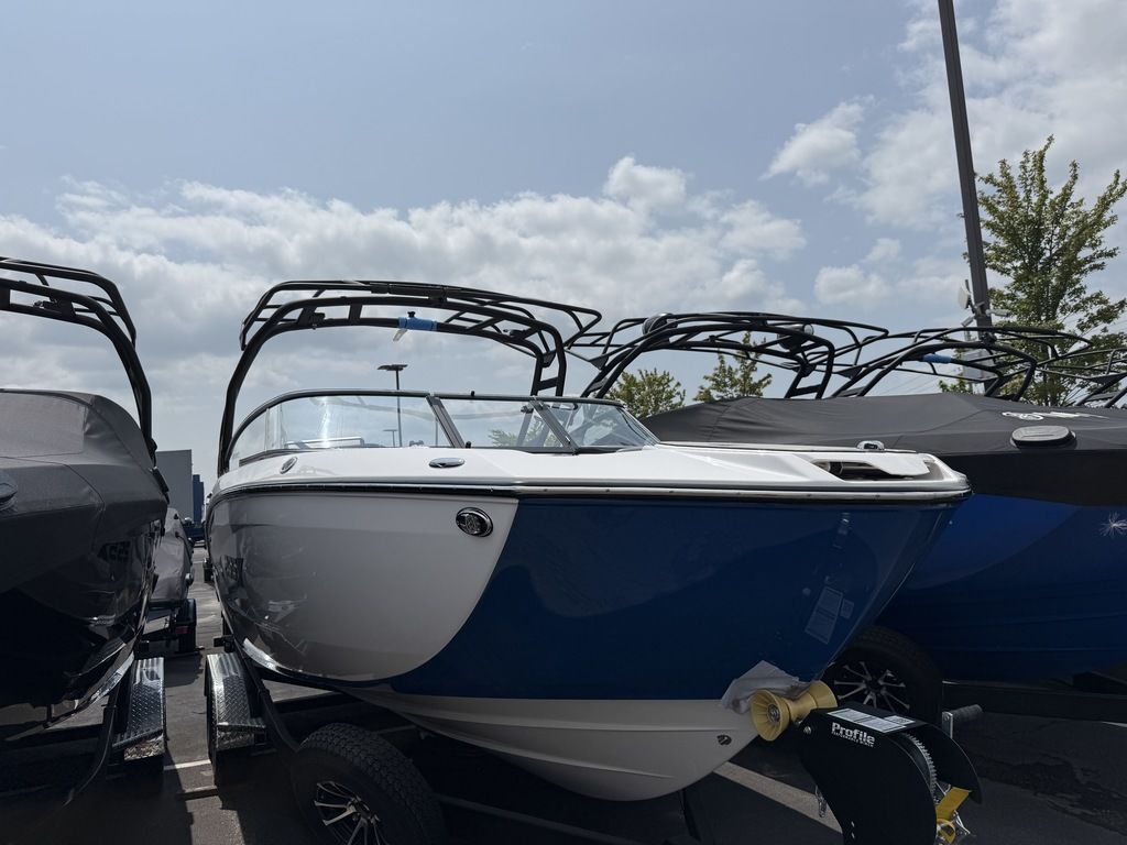2026 Yamaha Boats 255XE Ski and Wakeboard Boat boat