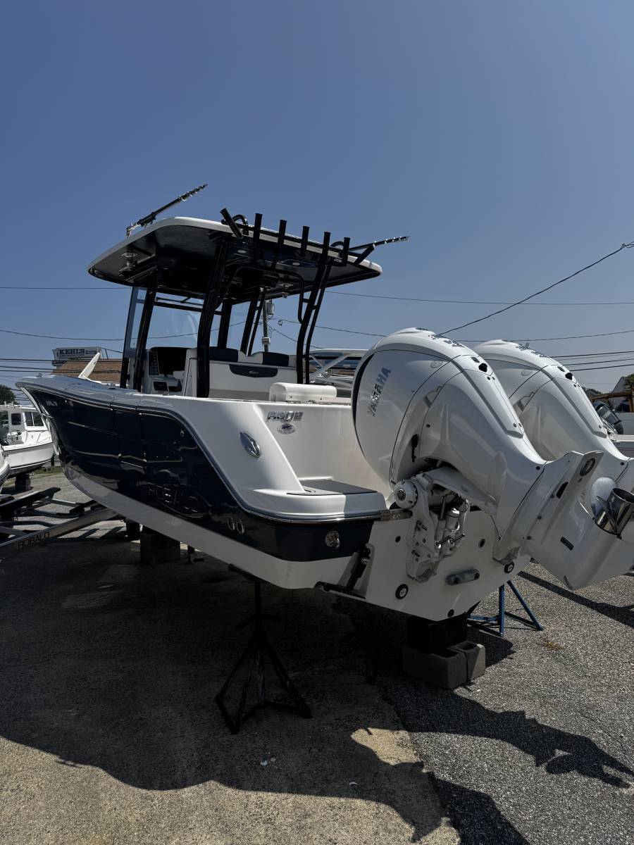2023 Robalo R302 in lindenhurst NY