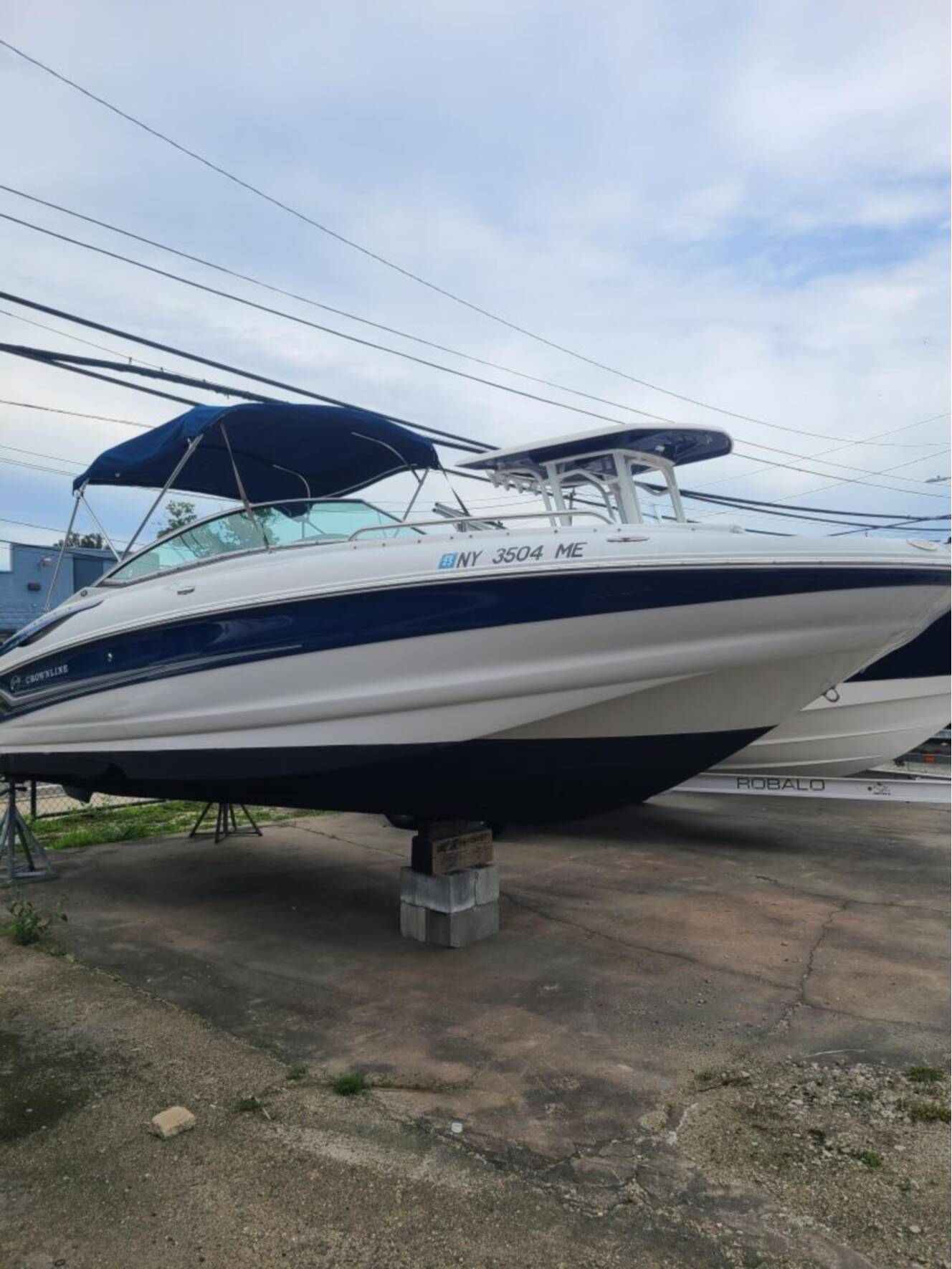 A photo of this 2006 Crownline 240 Sundeck