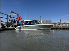 Boston Whaler 330 Vantage Review image
