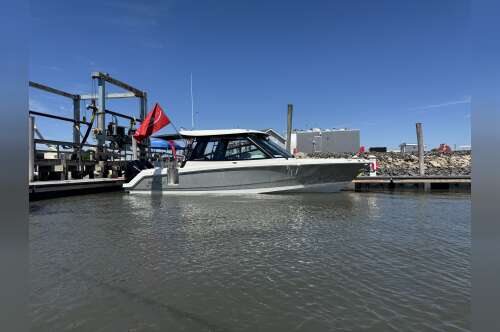 2025 Boston Whaler 330 Vantage 320 in ocean view NJ