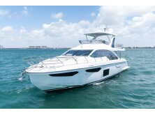 4 Versatile Flybridge Boats Under 40 Feet image