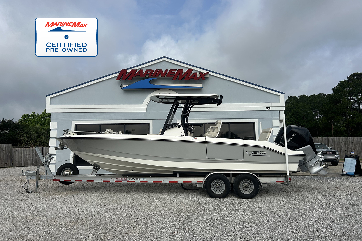2023 Boston Whaler 28 DAUNTLESS Bay Boat boat