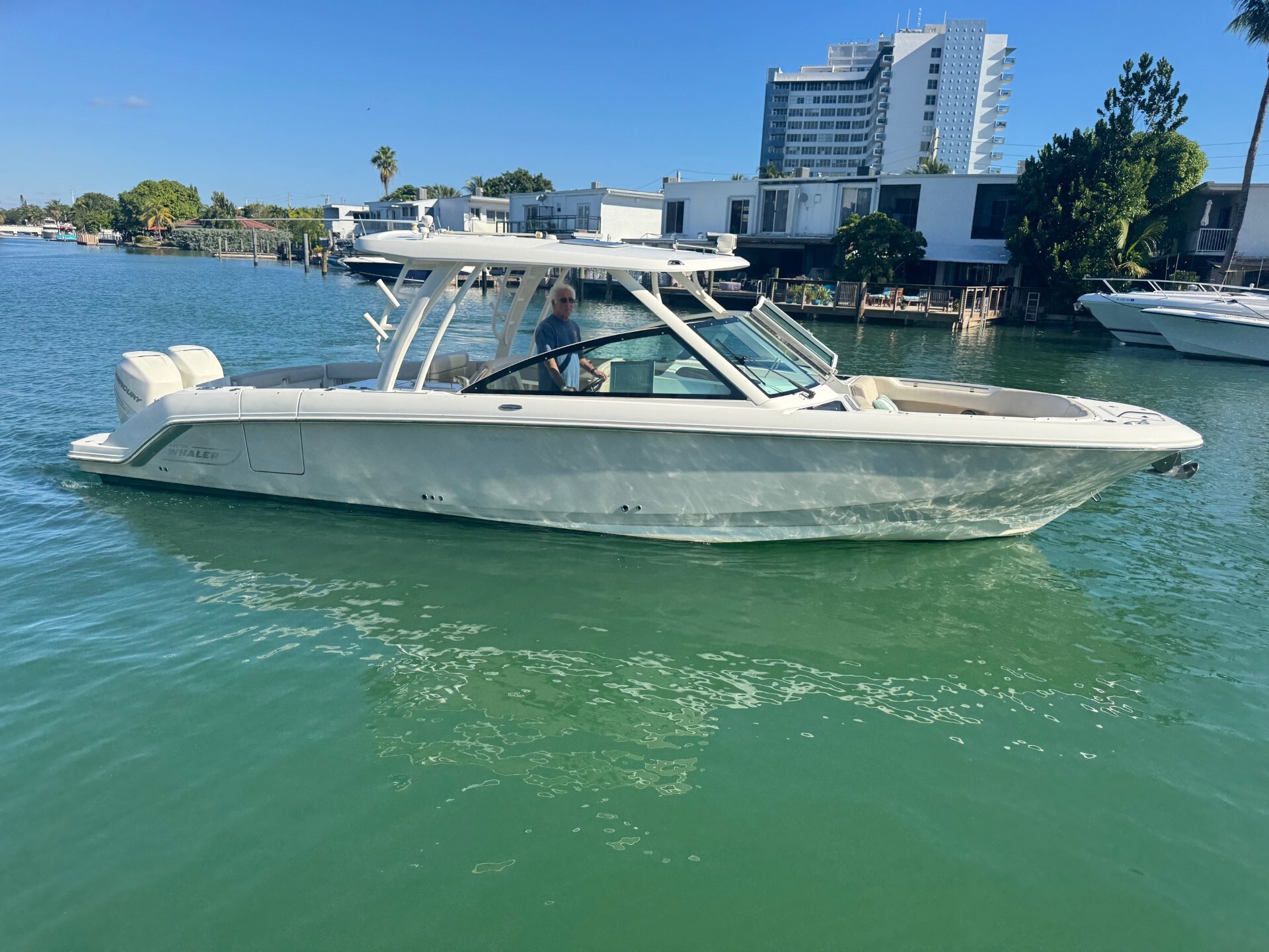 2016 Boston Whaler 320 VANTAGE in miami FL