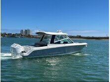 Boston Whaler 330 Vantage Review image