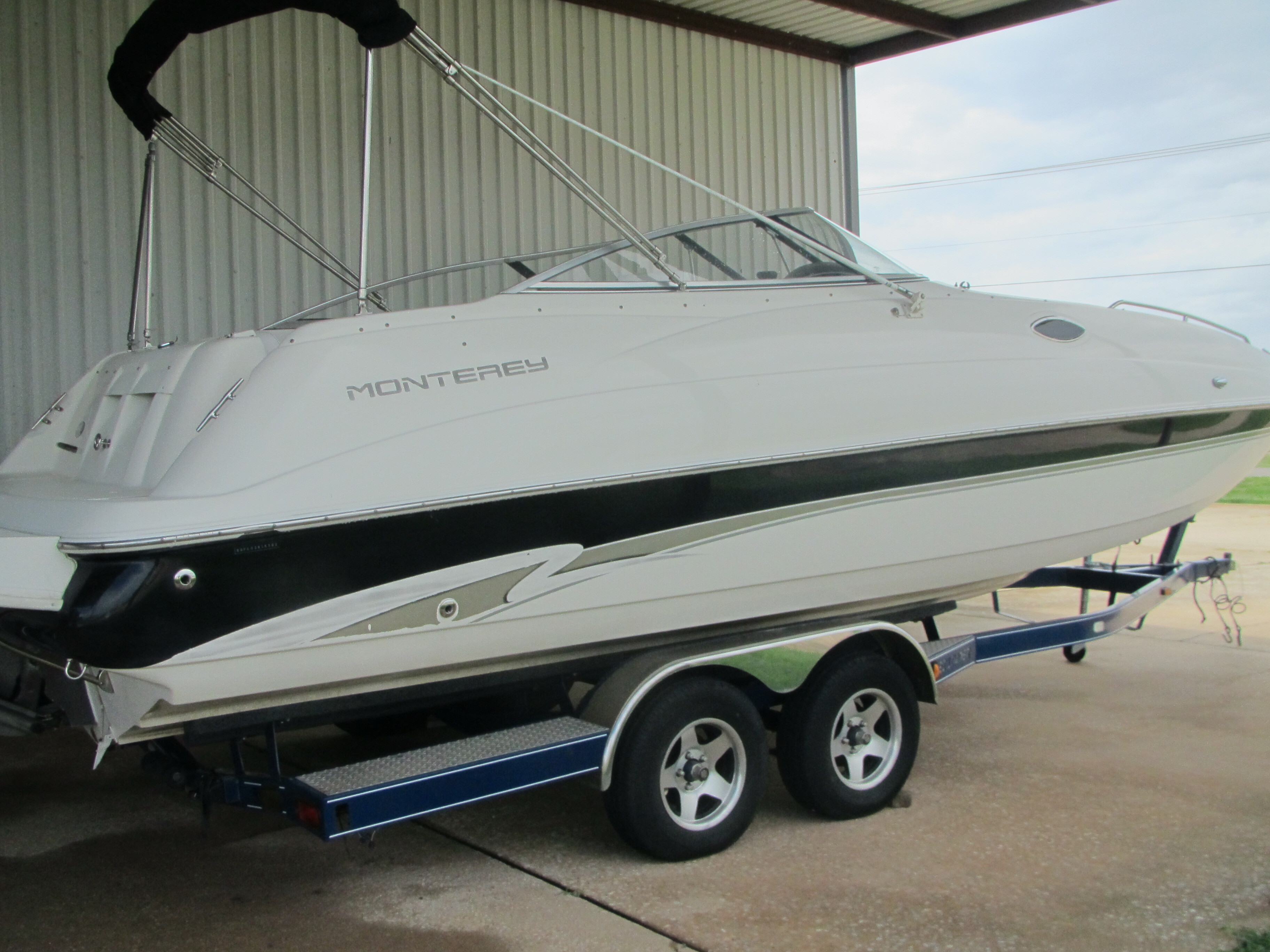 2002 Monterey Explorer 240 Ski and Wakeboard Boat boat