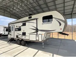 2016 FOREST RIVER ROCKWOOD ULTRA LITE 2440WS