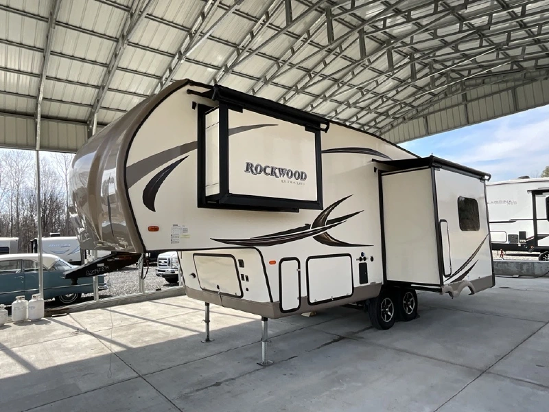 2016 FOREST RIVER ROCKWOOD ULTRA LITE 2440WS