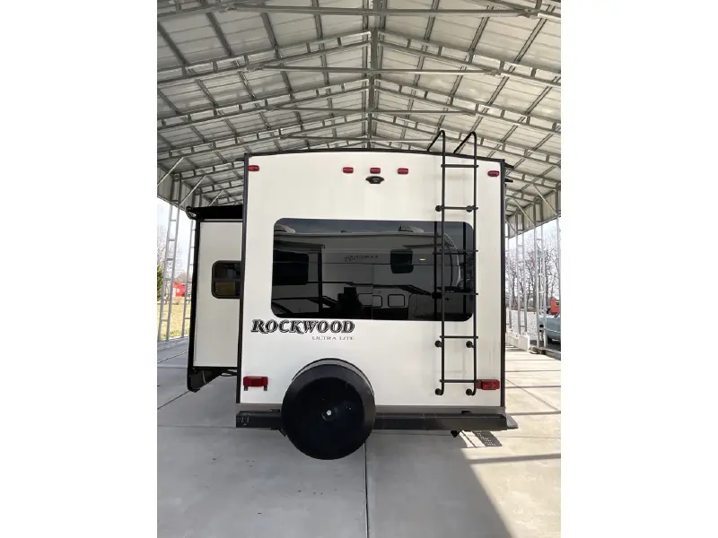 2016 FOREST RIVER ROCKWOOD ULTRA LITE 2440WS