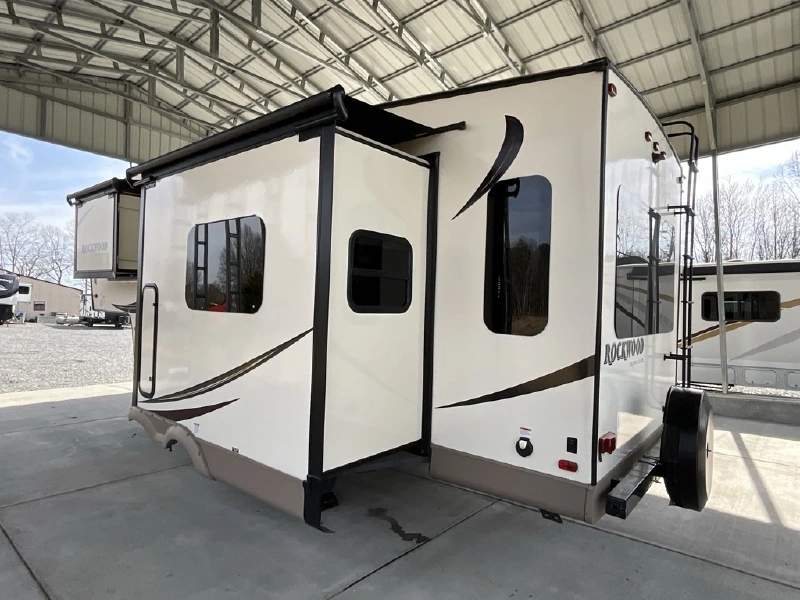 2016 FOREST RIVER ROCKWOOD ULTRA LITE 2440WS
