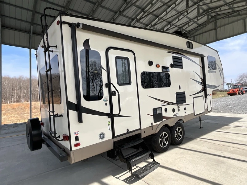 2016 FOREST RIVER ROCKWOOD ULTRA LITE 2440WS