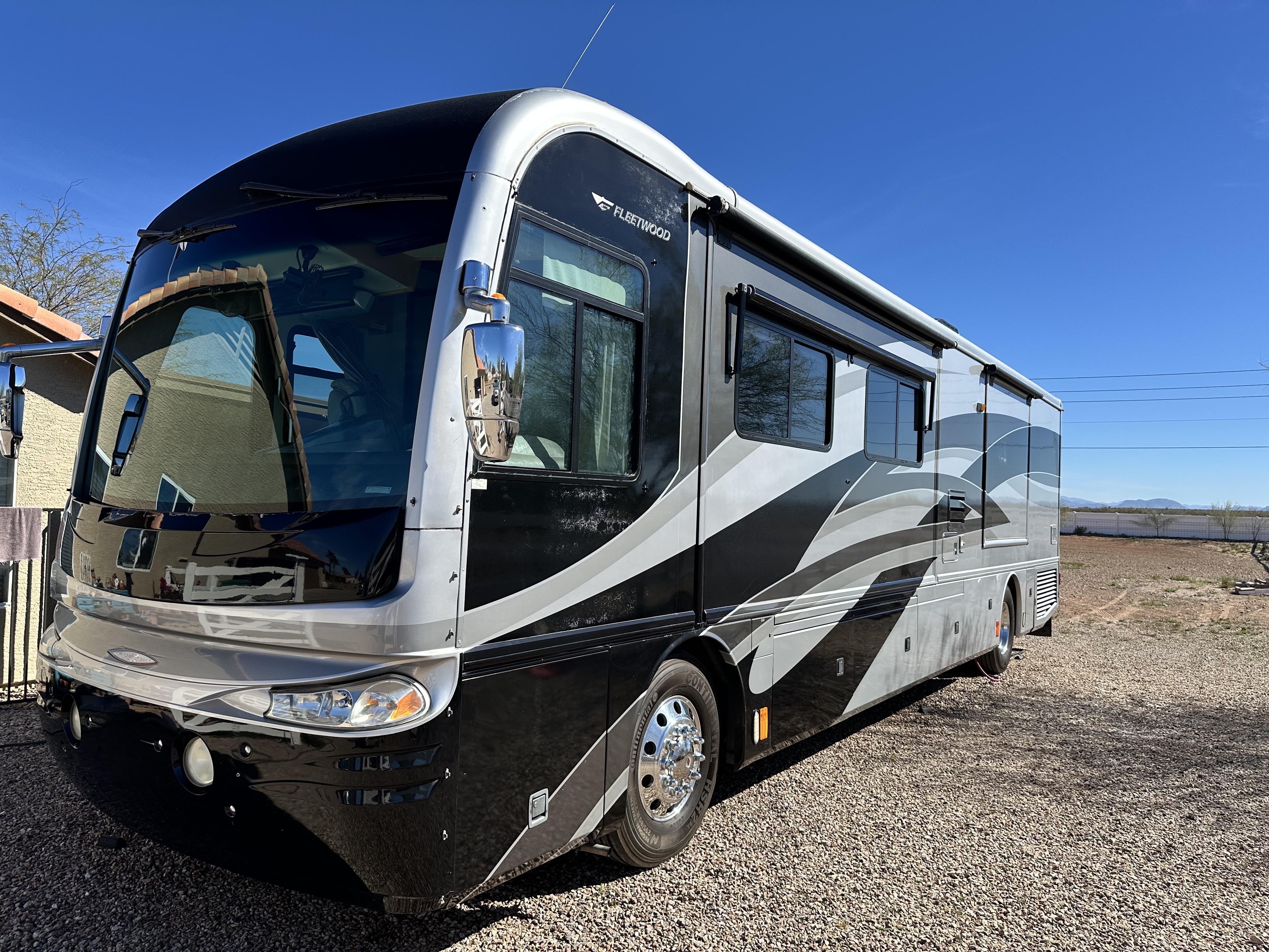 2005 Fleetwood REVOLUTION LE 40E RV