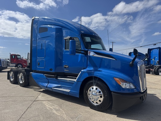 2023 KENWORTH T680 in Leawood, KS