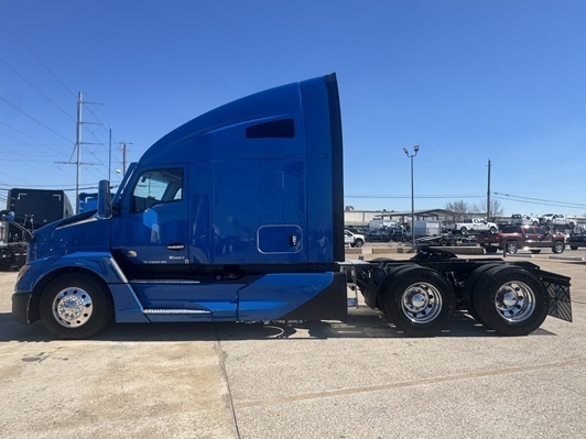 2023 KENWORTH T680 in Leawood, KS