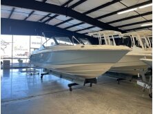 Boston Whaler 330 Vantage Review image
