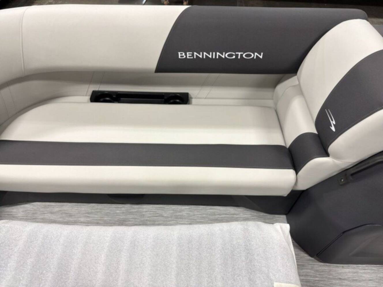 A photo of this 2026 Bennington S Quad Bench 22 SSR