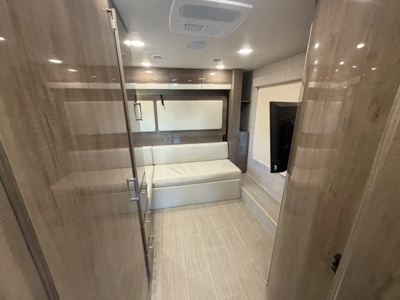 A photo of this 2022 Jayco MELBOURNE PRESTIGE 24NP