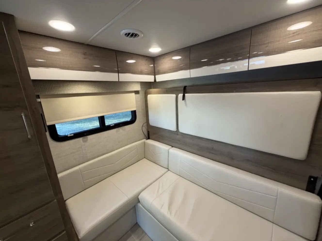 A photo of this 2022 Jayco MELBOURNE PRESTIGE 24NP