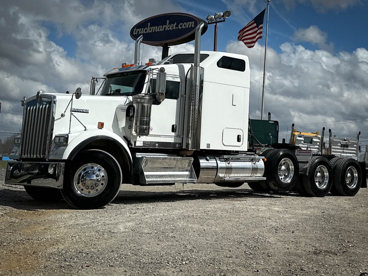 2022 KENWORTH W900 in Olive Branch, MS