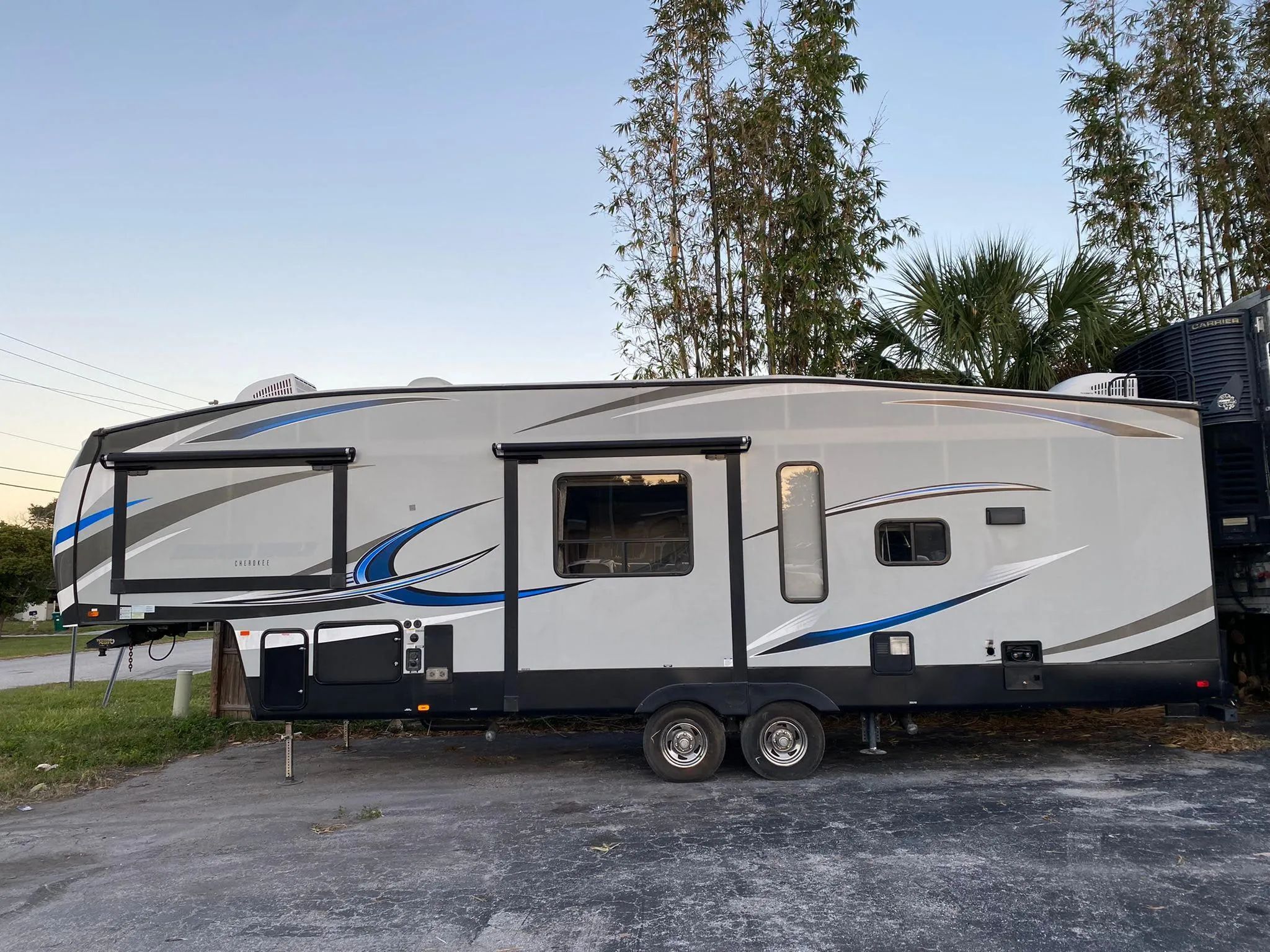 2018 Forest River CHEROKEE ARCTIC WOLF 285DRL4 RV