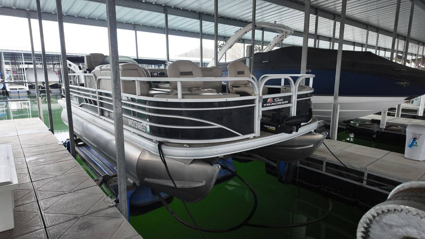 2022 Sun Tracker Fishing Barge 22 in kimberling city MO