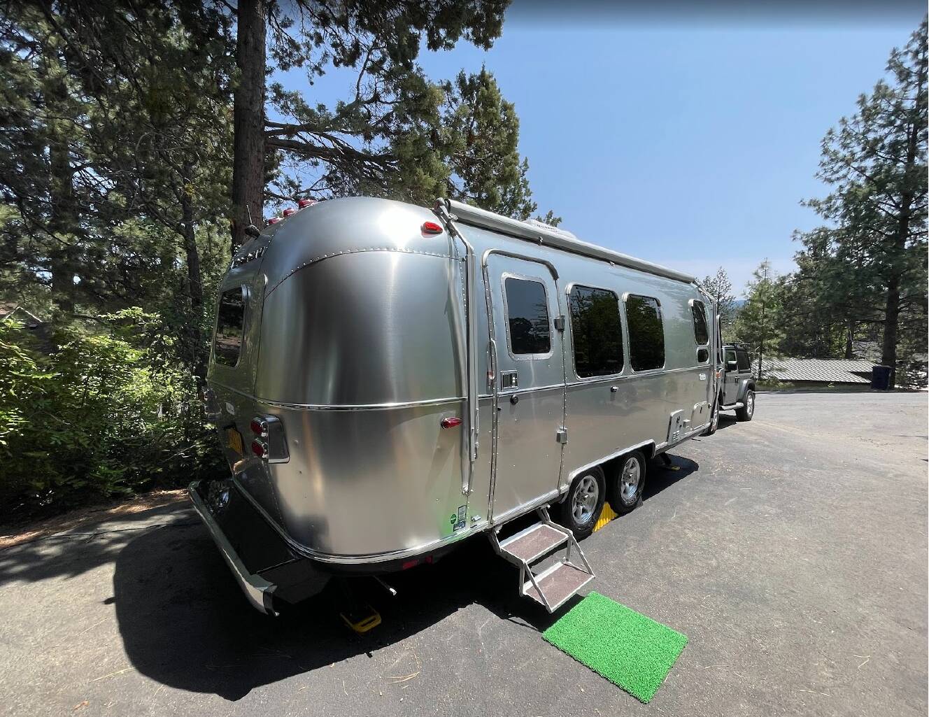 A photo of this 2022 Airstream FLYING CLOUD 23FB QUEEN