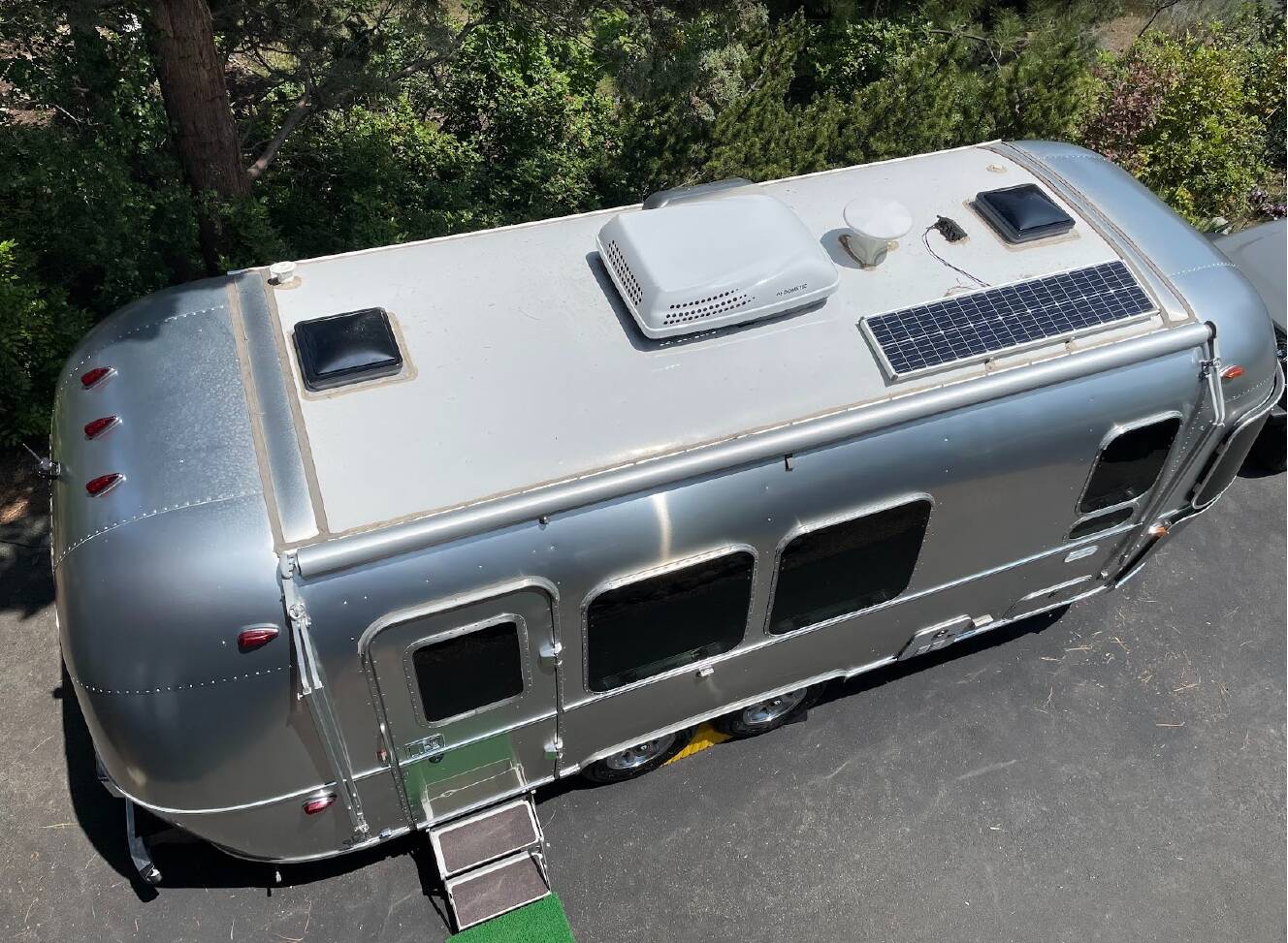 A photo of this 2022 Airstream FLYING CLOUD 23FB QUEEN