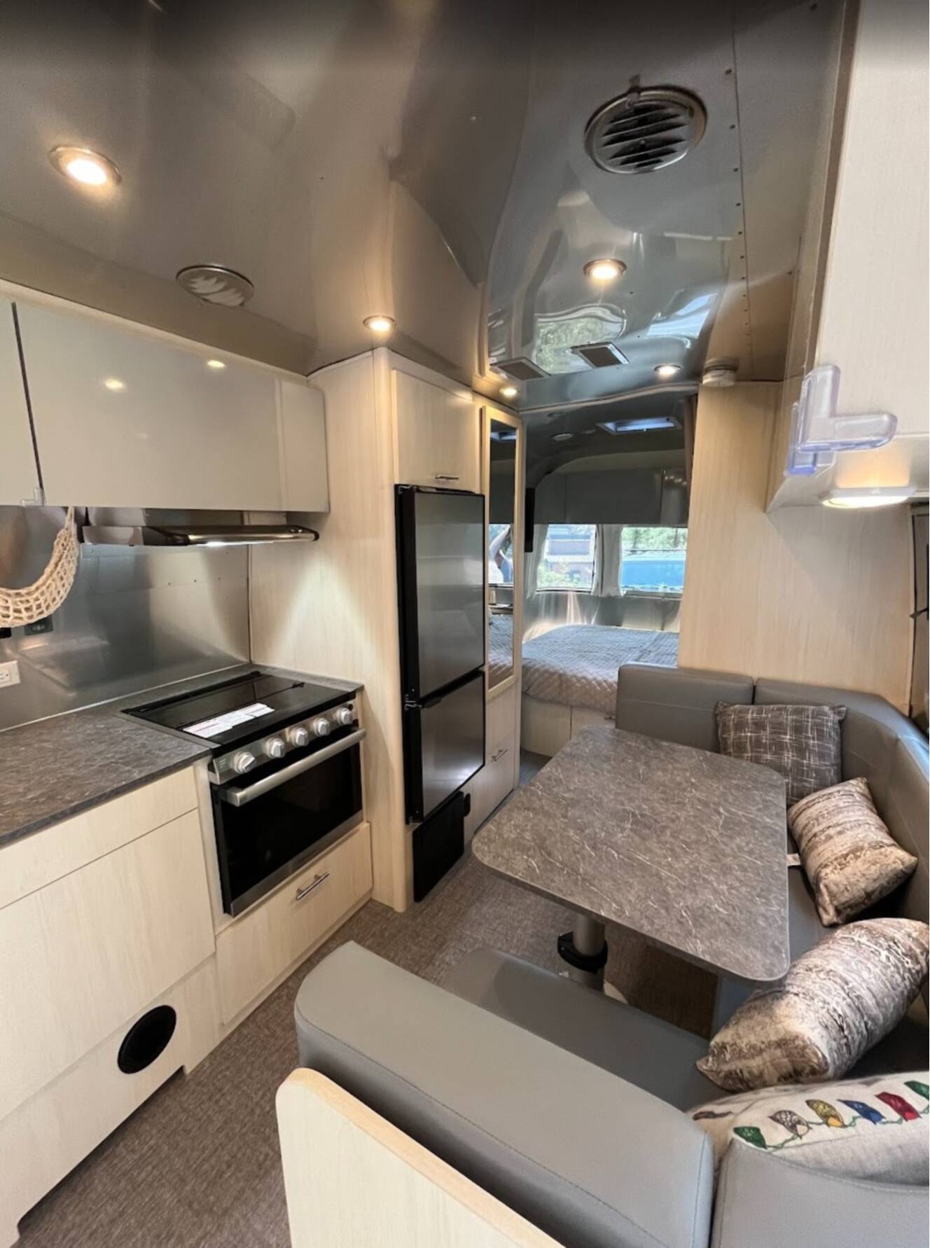 A photo of this 2022 Airstream FLYING CLOUD 23FB QUEEN