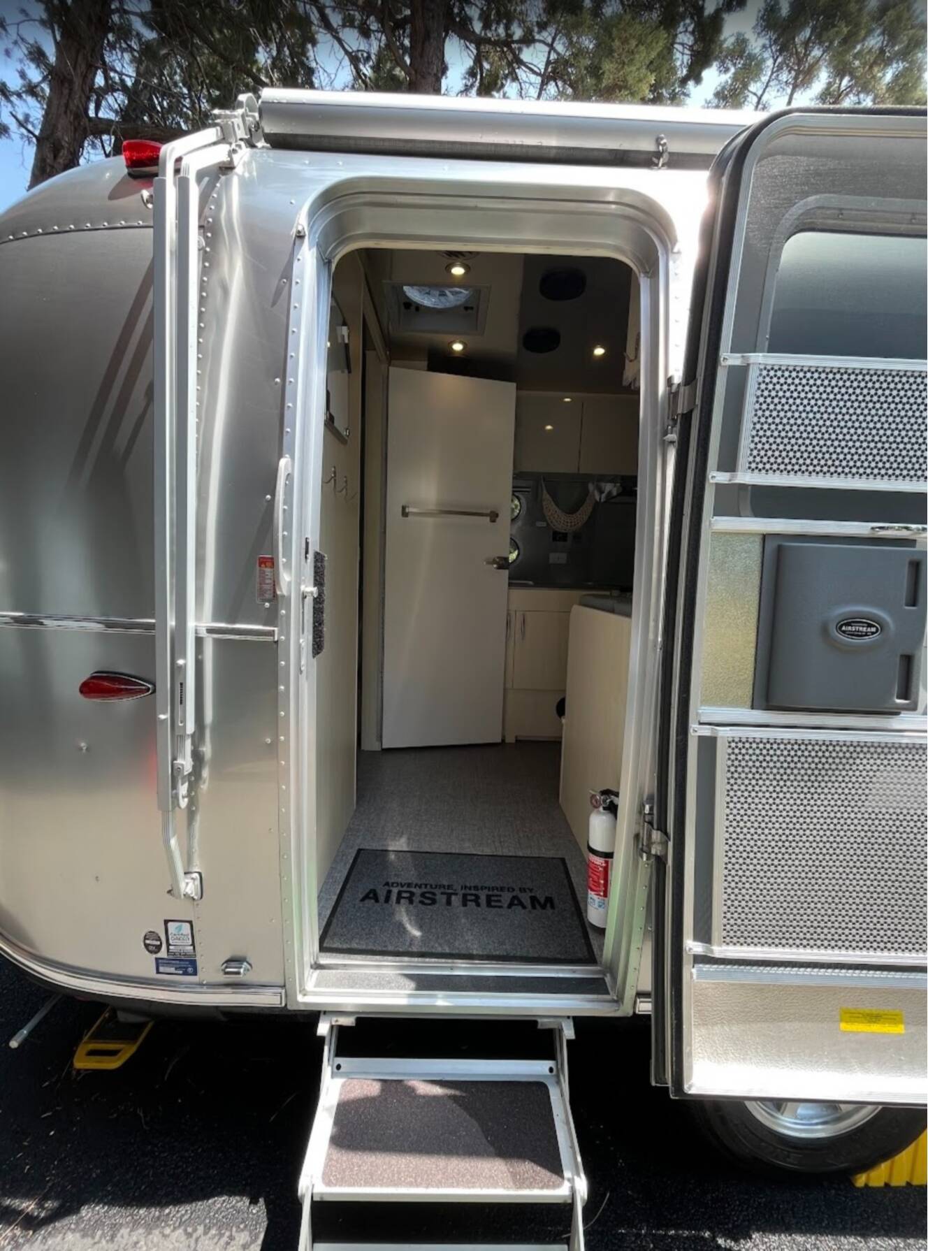 A photo of this 2022 Airstream FLYING CLOUD 23FB QUEEN