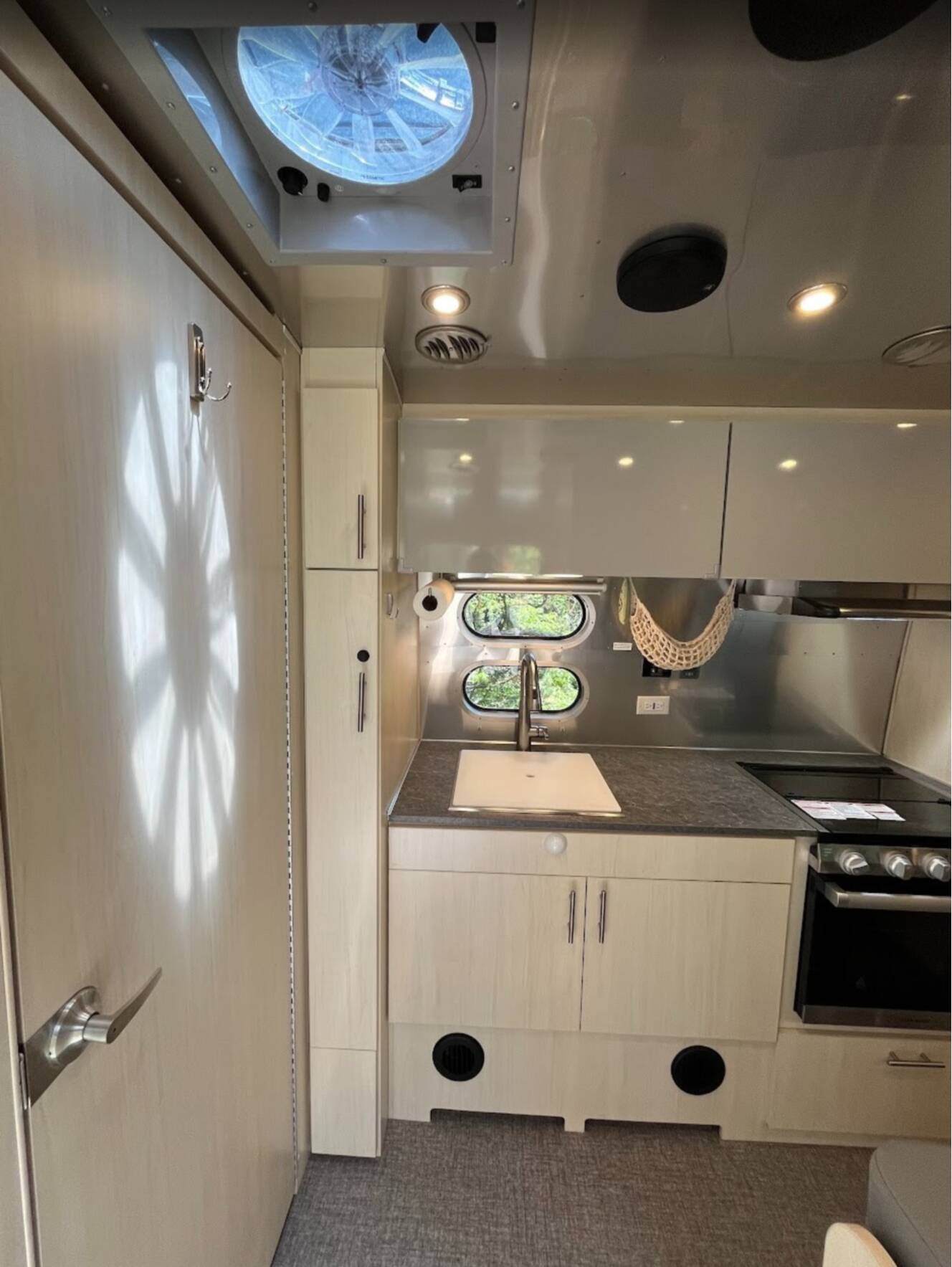 A photo of this 2022 Airstream FLYING CLOUD 23FB QUEEN