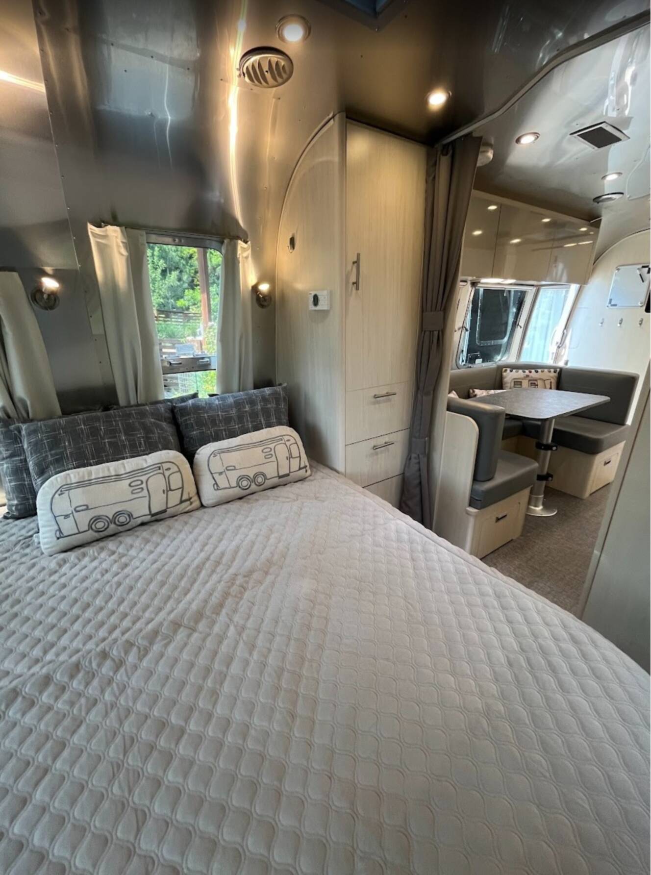 A photo of this 2022 Airstream FLYING CLOUD 23FB QUEEN