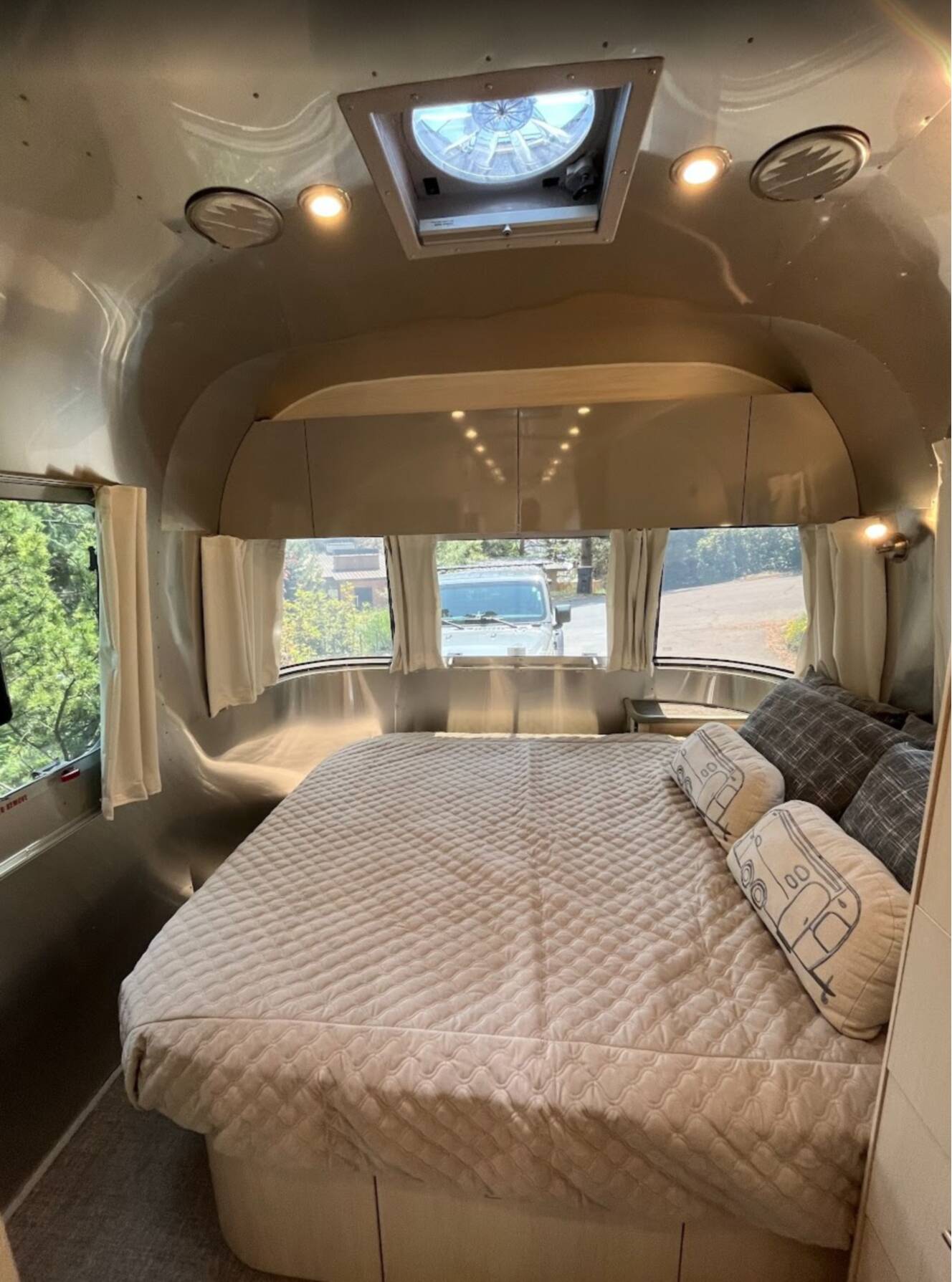 A photo of this 2022 Airstream FLYING CLOUD 23FB QUEEN