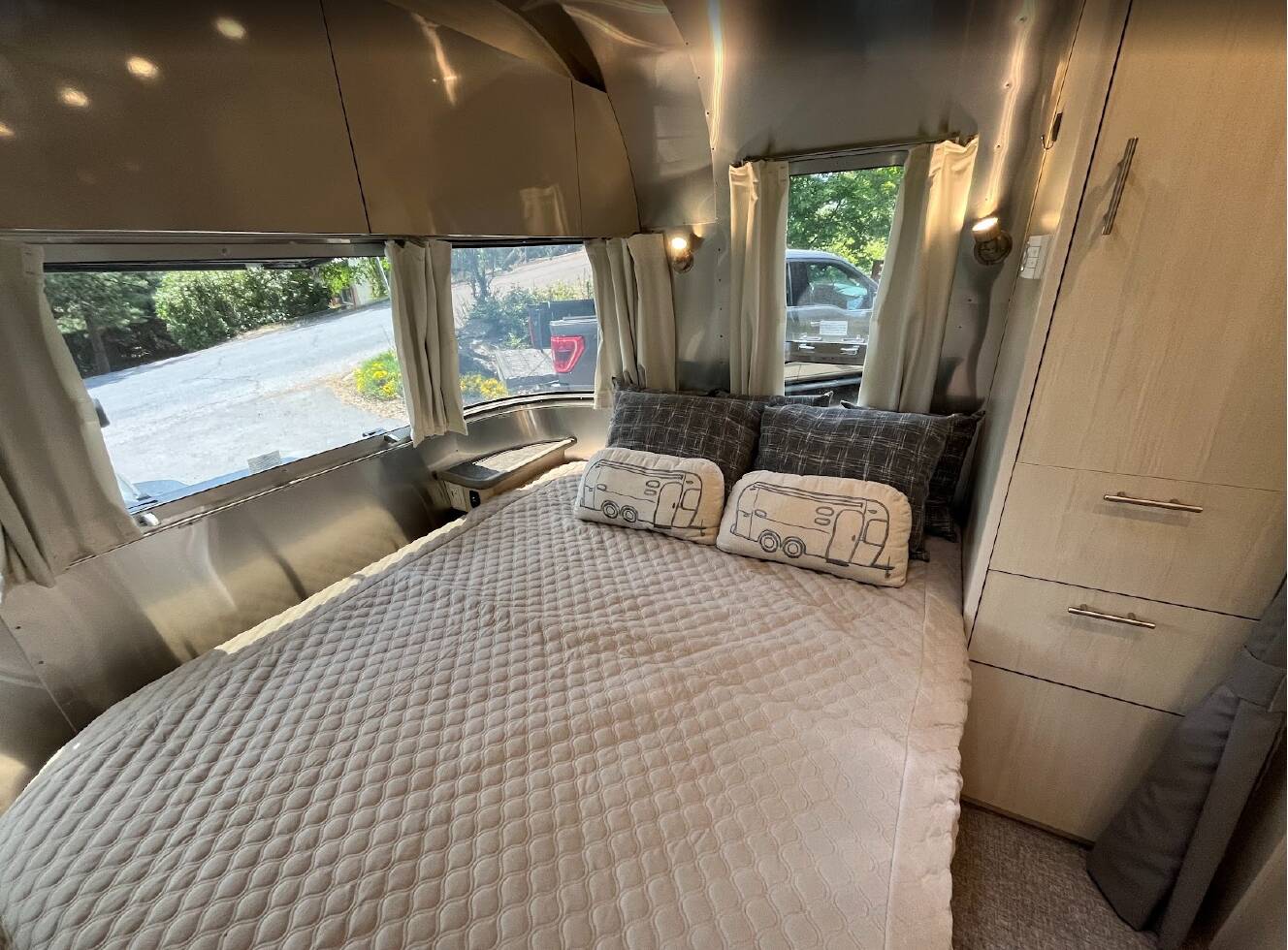 A photo of this 2022 Airstream FLYING CLOUD 23FB QUEEN