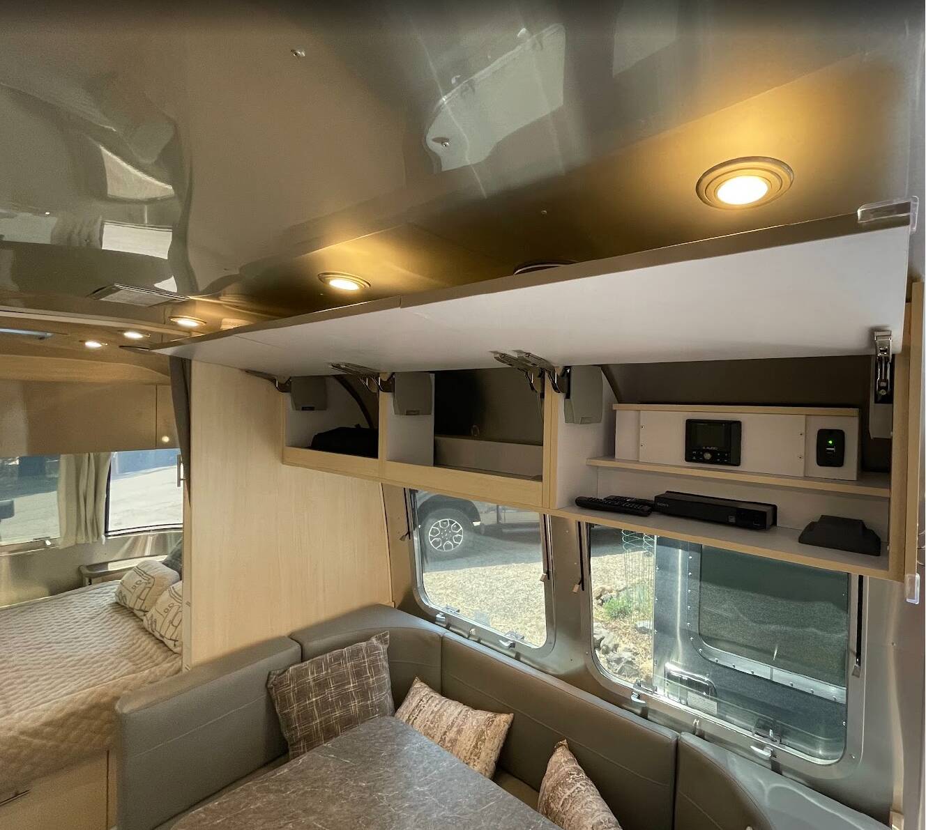 A photo of this 2022 Airstream FLYING CLOUD 23FB QUEEN