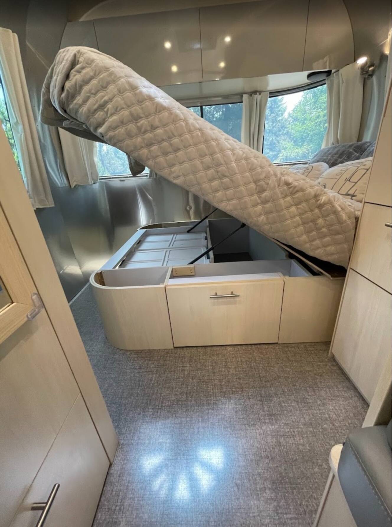 A photo of this 2022 Airstream FLYING CLOUD 23FB QUEEN