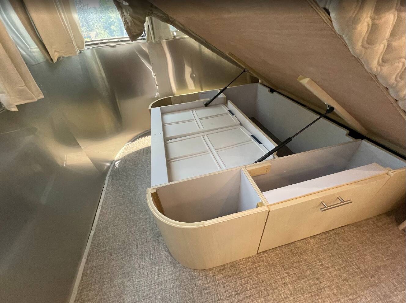 A photo of this 2022 Airstream FLYING CLOUD 23FB QUEEN