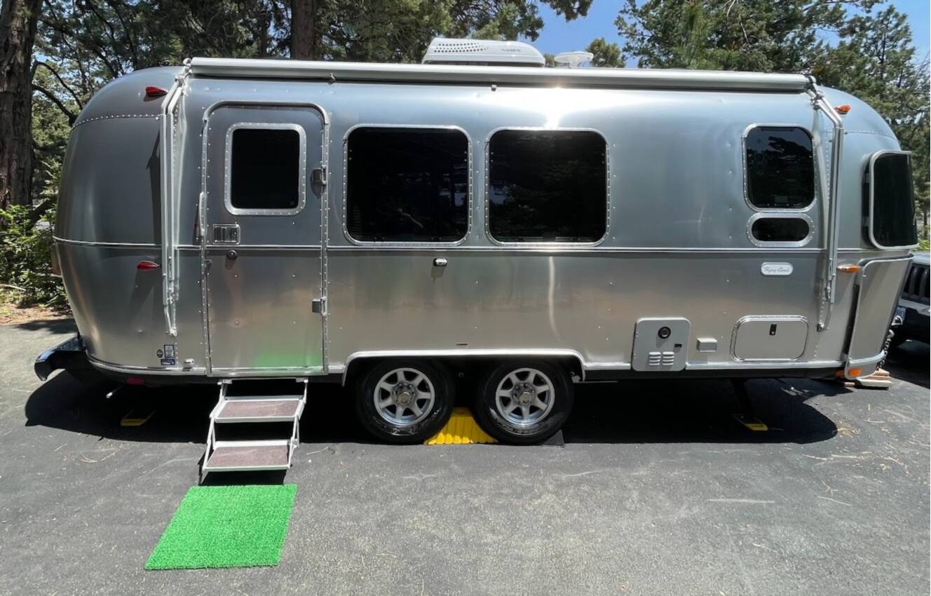 A photo of this 2022 Airstream FLYING CLOUD 23FB QUEEN