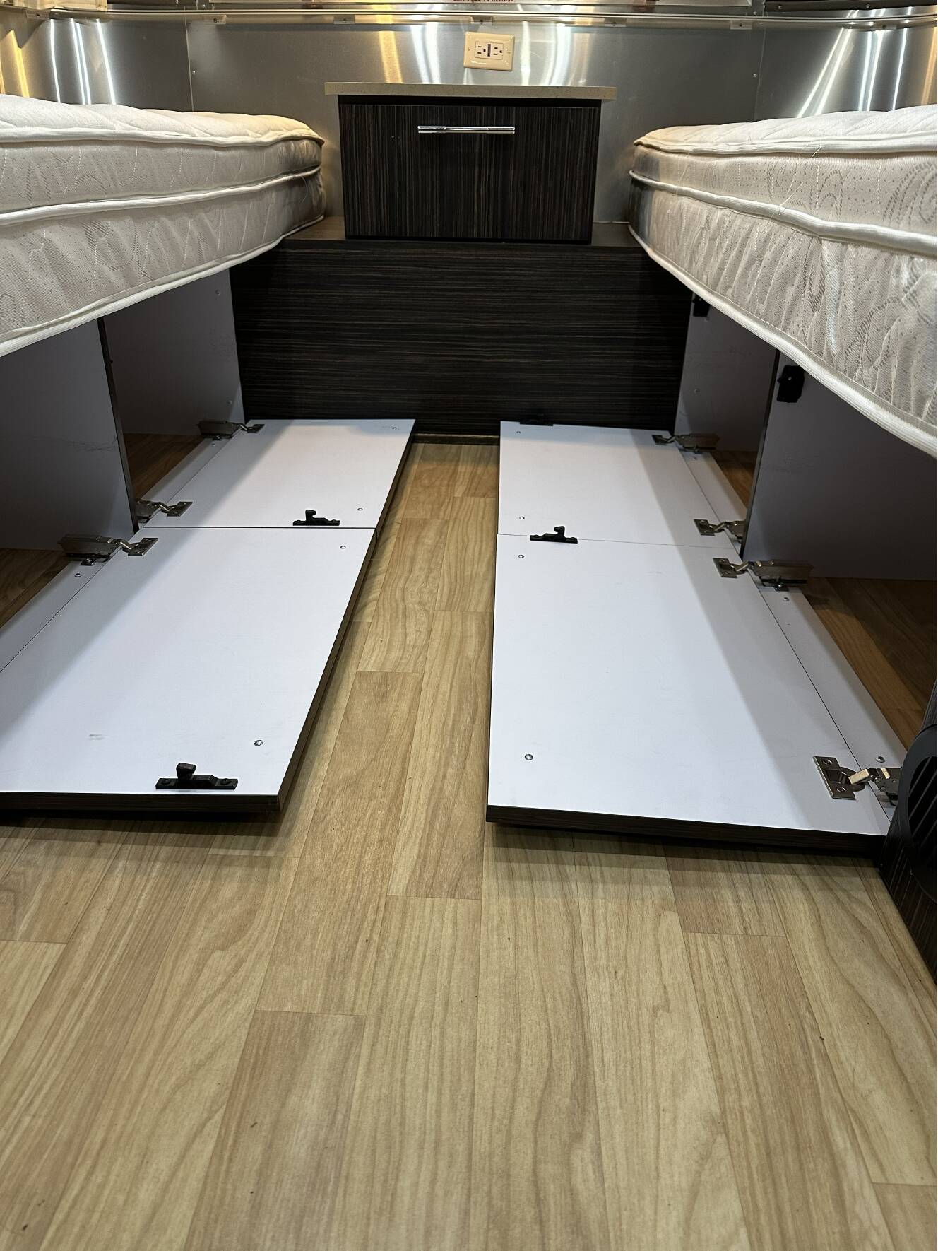 A photo of this 2019 Airstream INTERNATIONAL SIGNATURE 28RBT