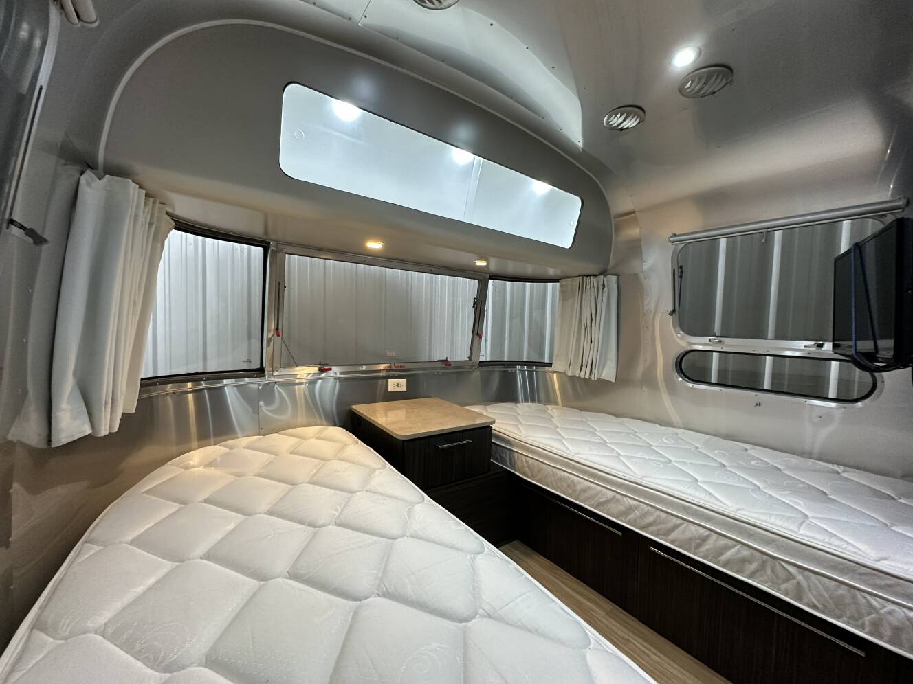 A photo of this 2019 Airstream INTERNATIONAL SIGNATURE 28RBT