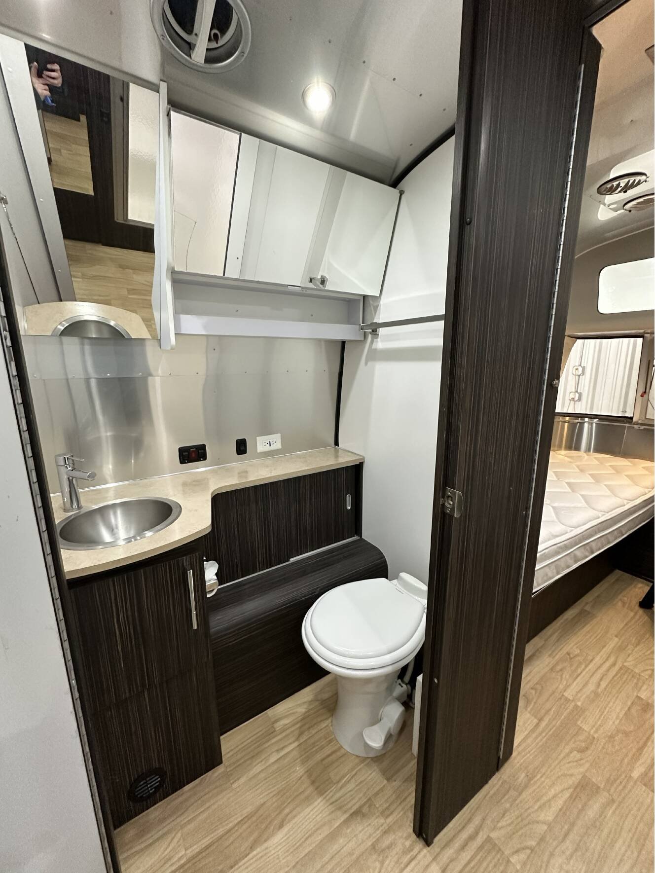 A photo of this 2019 Airstream INTERNATIONAL SIGNATURE 28RBT
