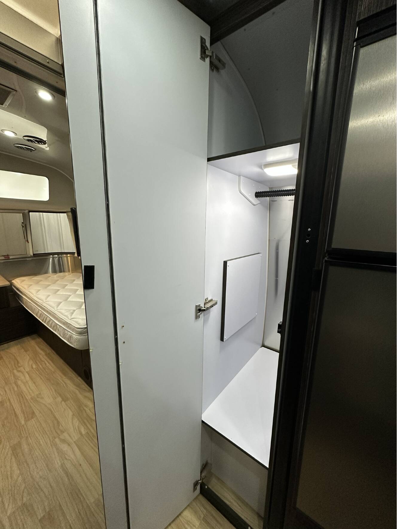 A photo of this 2019 Airstream INTERNATIONAL SIGNATURE 28RBT