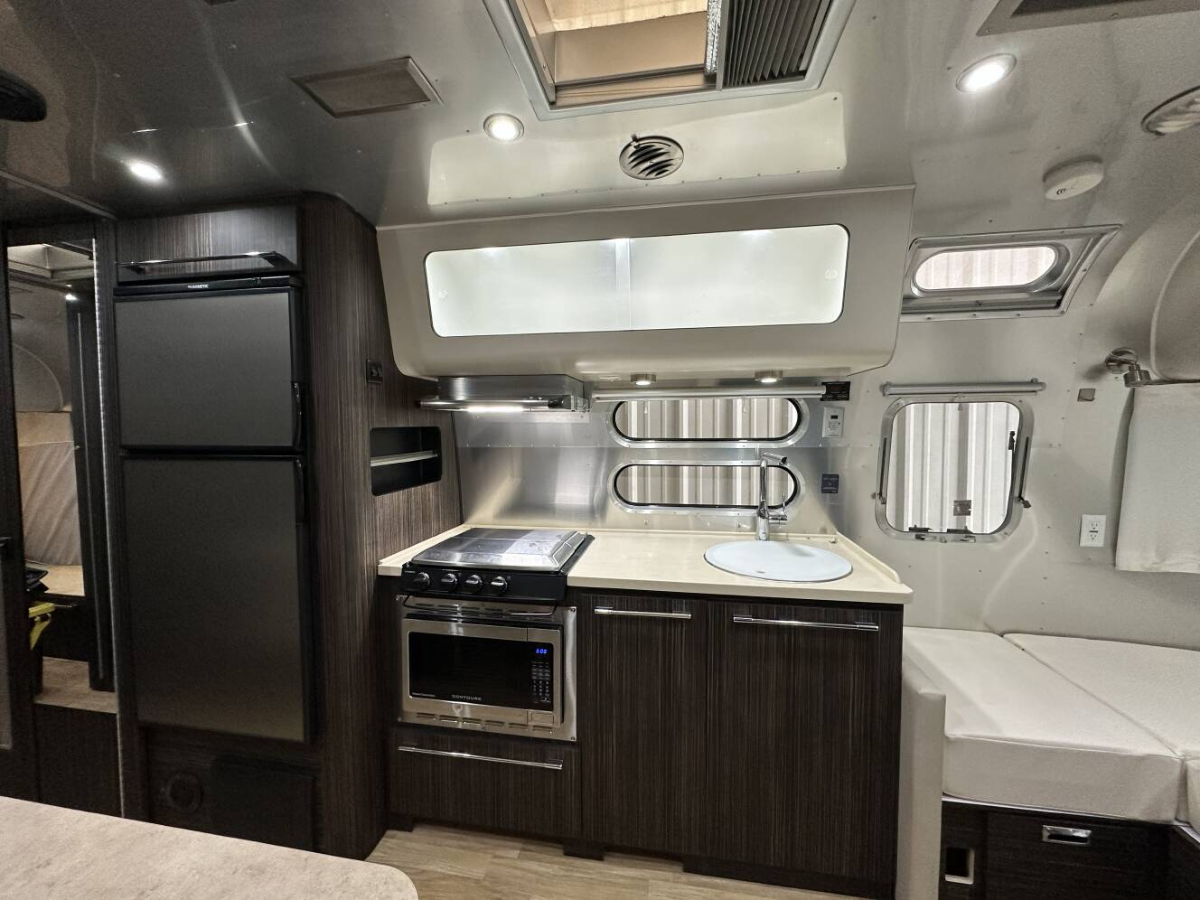 A photo of this 2019 Airstream INTERNATIONAL SIGNATURE 28RBT