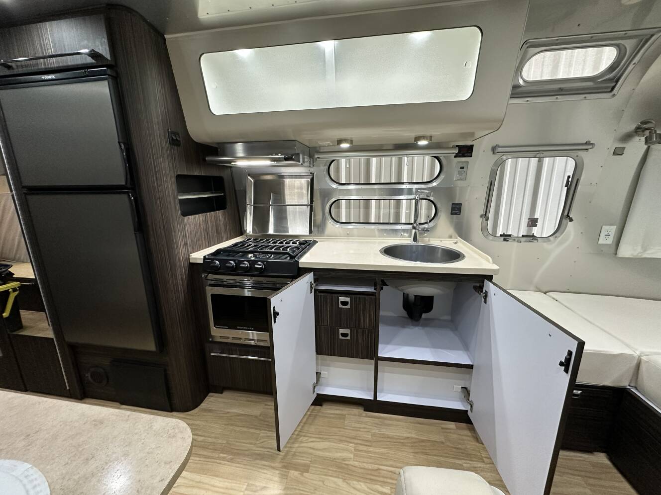 A photo of this 2019 Airstream INTERNATIONAL SIGNATURE 28RBT